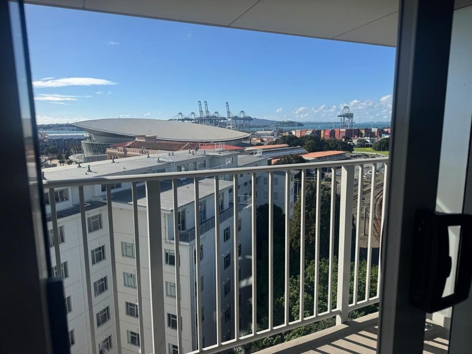 Luxury Penthouse 2 bd 2 bth 2 carparks Pool Apartment in Auckland