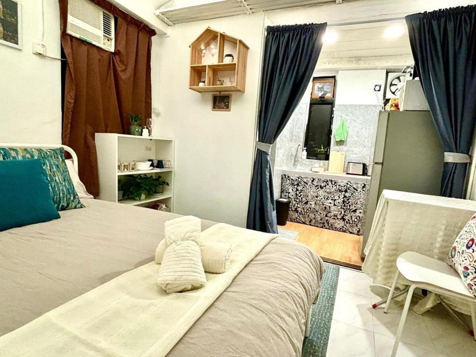 Cozy Bachelor In PmQ with Rooftop Apartment in Hong Kong