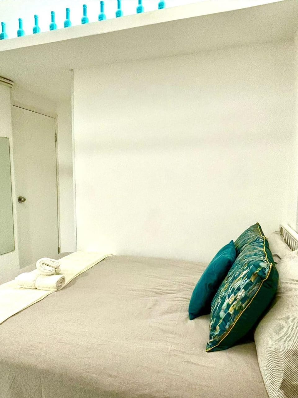 Cozy Bachelor In PmQ with Rooftop Apartment in Hong Kong