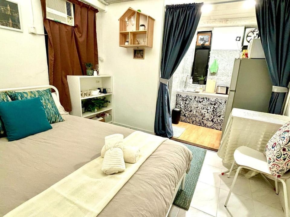 Cozy Bachelor In PmQ with Rooftop Apartment in Hong Kong