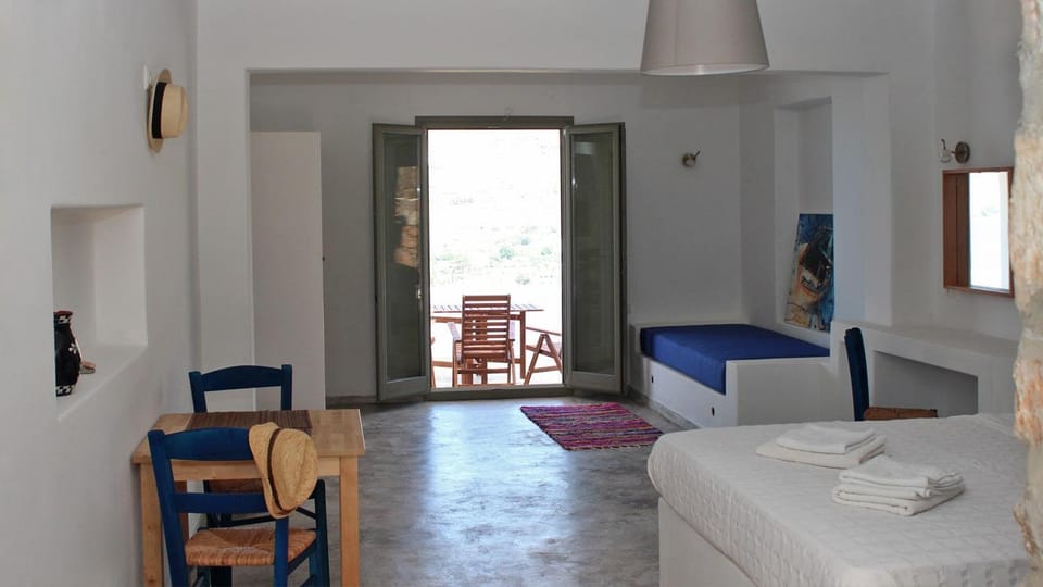 Bed, Seating area, Bedroom