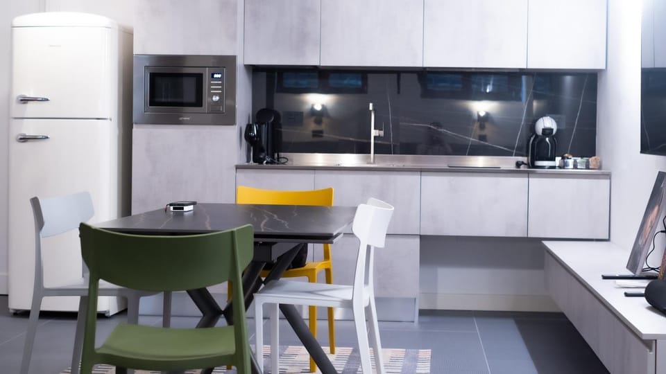 Kitchen or kitchenette, Dining area