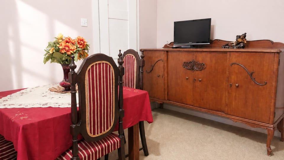TV and multimedia, Living room, Seating area, Dining area