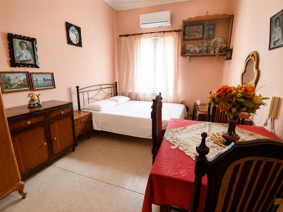 Bed, TV and multimedia, Seating area, Dining area, Bedroom, air conditioner