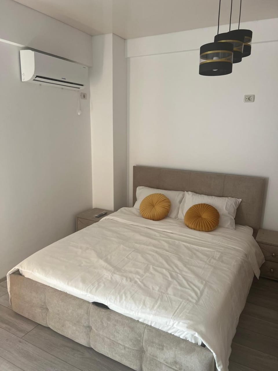 Bed, Photo of the whole room, Bedroom, air conditioner