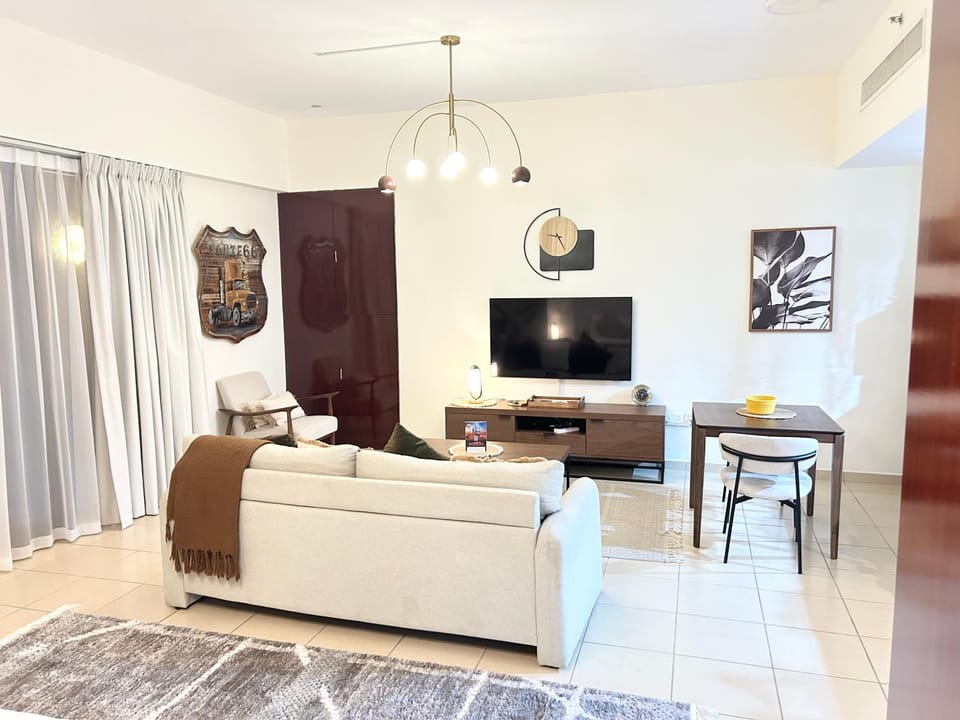 Beachside Spacious Studio at the heart of JBR Apartment in Dubai