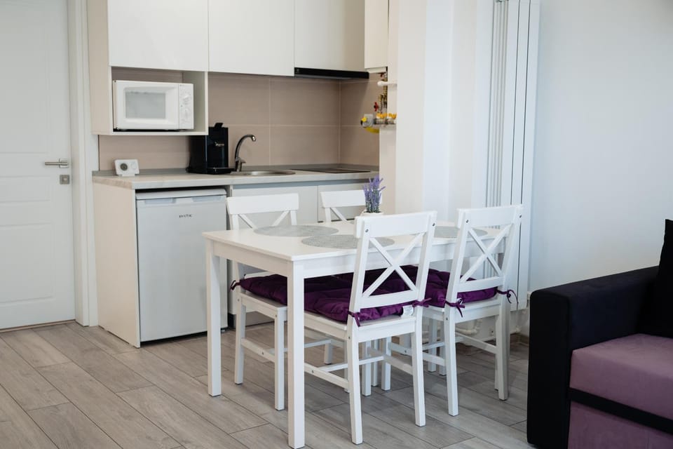Coffee/tea facilities, Kitchen or kitchenette, Dining area, microwave, stove, toaster