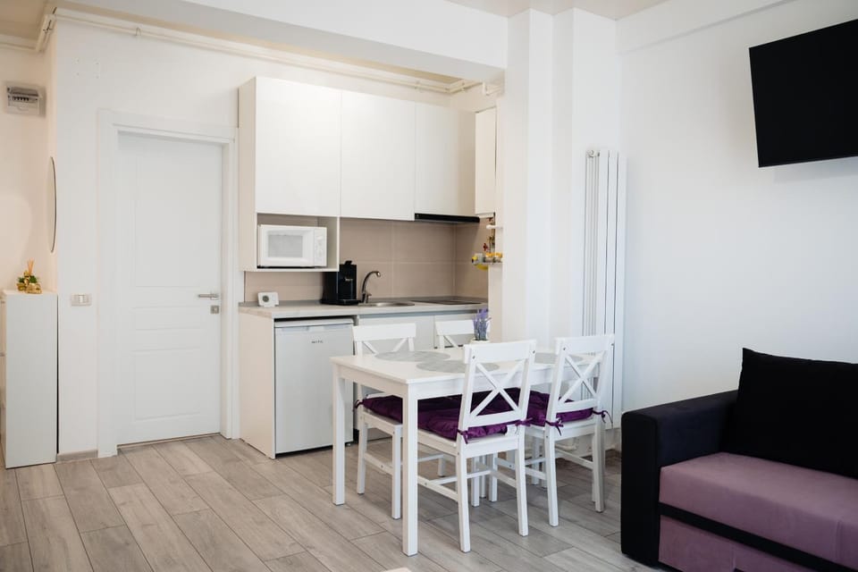 TV and multimedia, Kitchen or kitchenette, Living room, Seating area, Dining area, stove