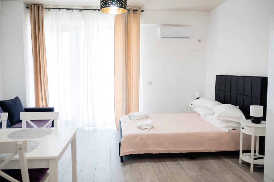 Bed, TV and multimedia, Living room, Photo of the whole room, Seating area, Bedroom, air conditioner