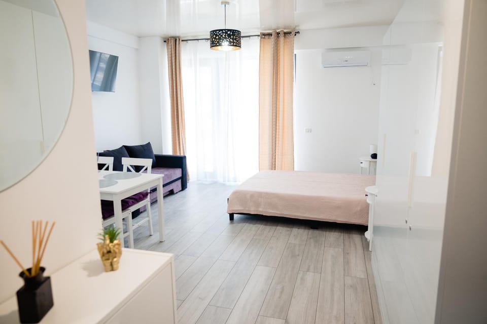 Bed, TV and multimedia, Living room, Photo of the whole room, Seating area, Bedroom, air conditioner