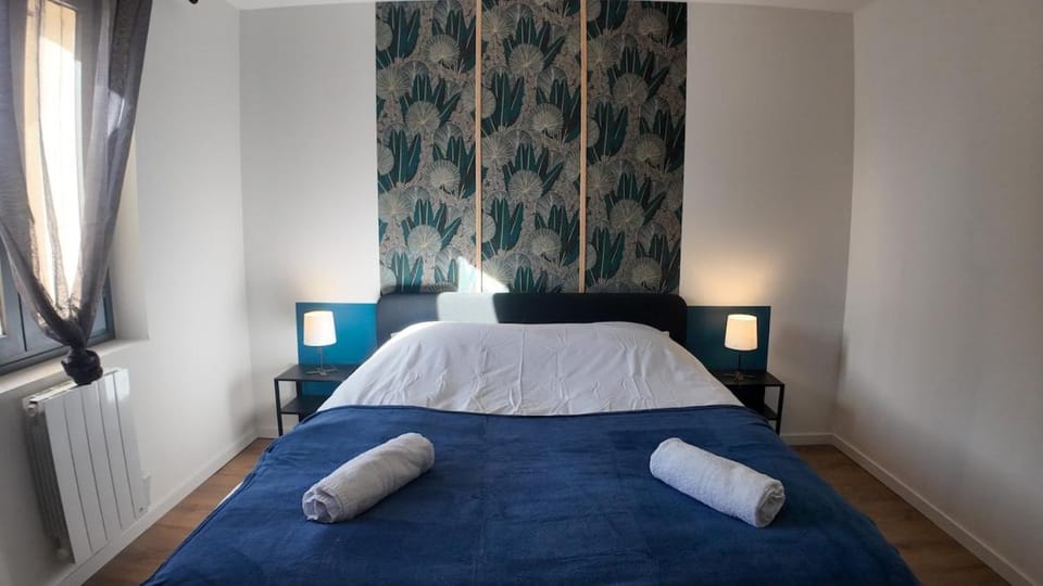 Bed, Bedroom, towels