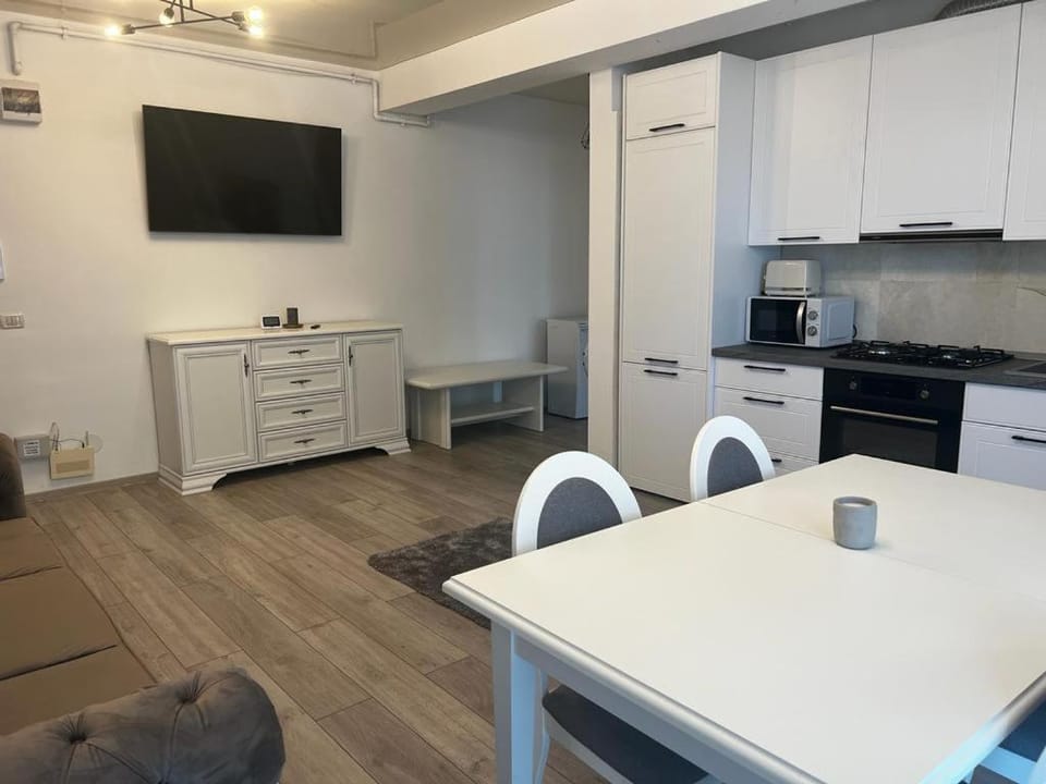 TV and multimedia, Coffee/tea facilities, Kitchen or kitchenette, Living room, Seating area, Dining area, oven, stove, toaster