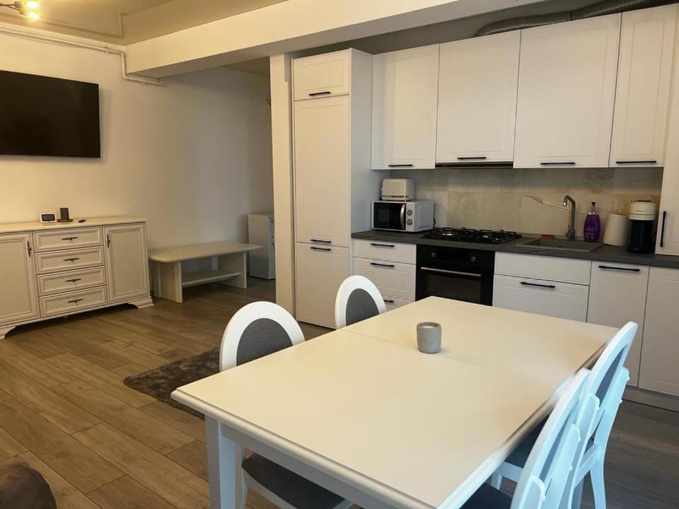 TV and multimedia, Coffee/tea facilities, Kitchen or kitchenette, Living room, Seating area, Dining area, oven, stove, toaster
