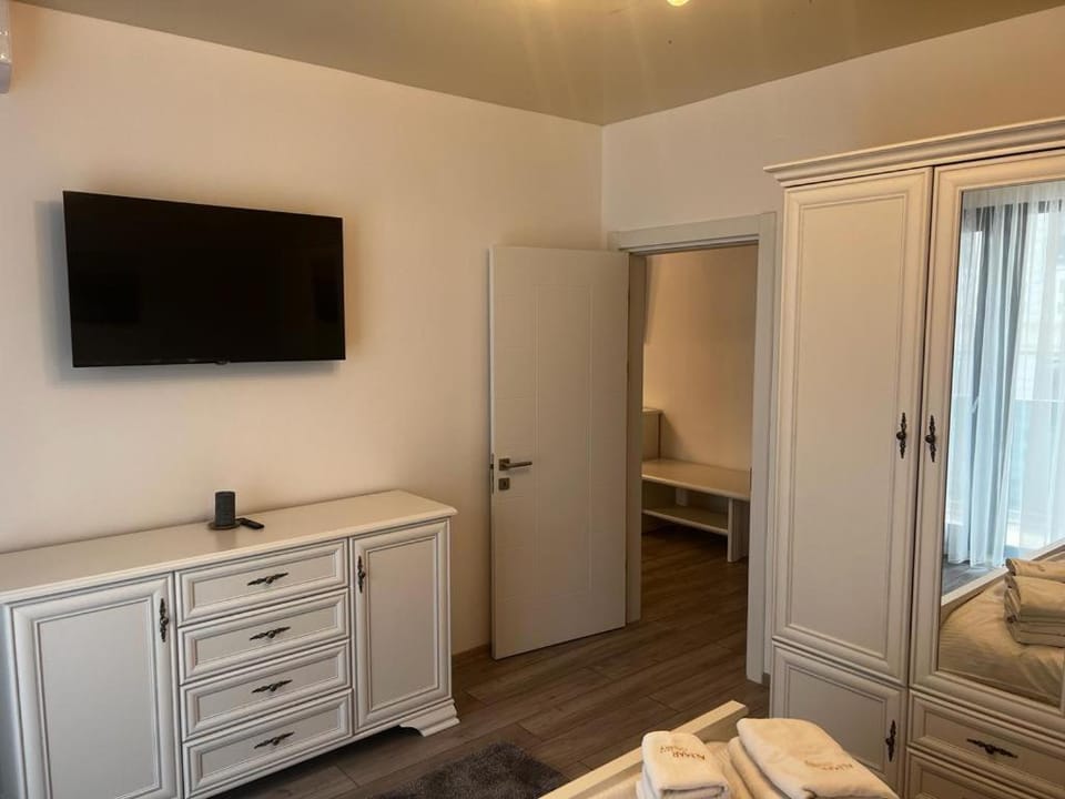 Bed, TV and multimedia, Photo of the whole room, Bedroom, towels, wardrobe
