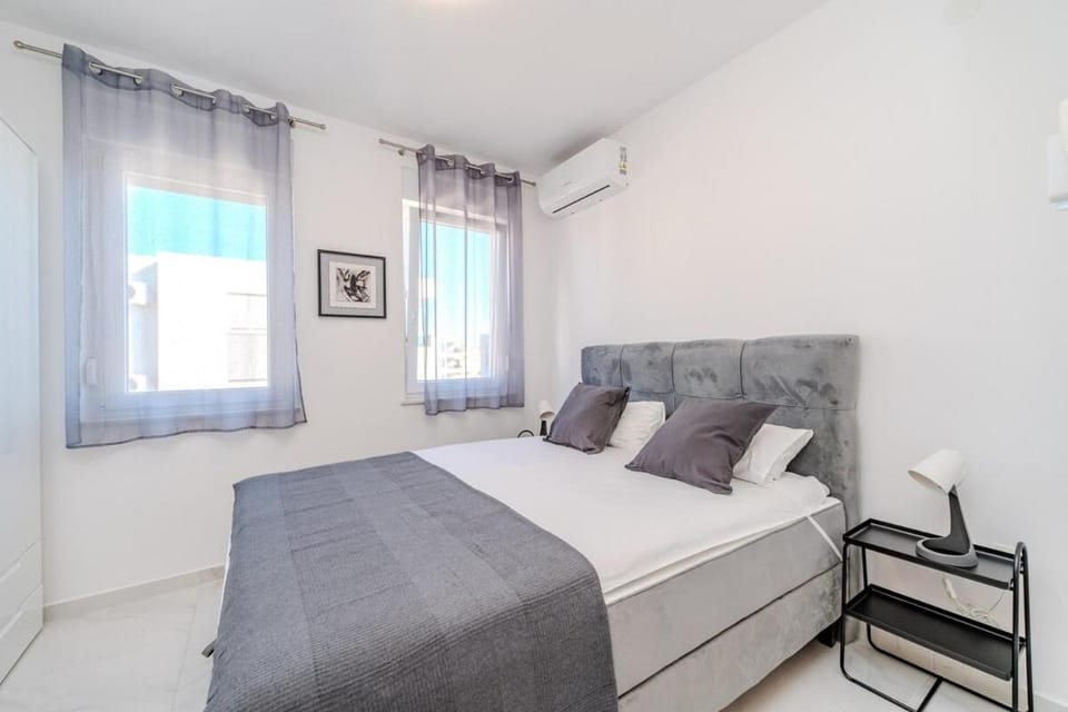 Mirjana new city central apartments with a pool Apartment in Novalja