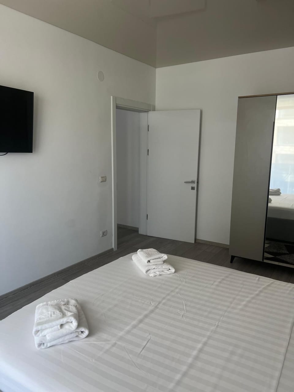 Bed, TV and multimedia, Photo of the whole room, Bedroom, towels, wardrobe