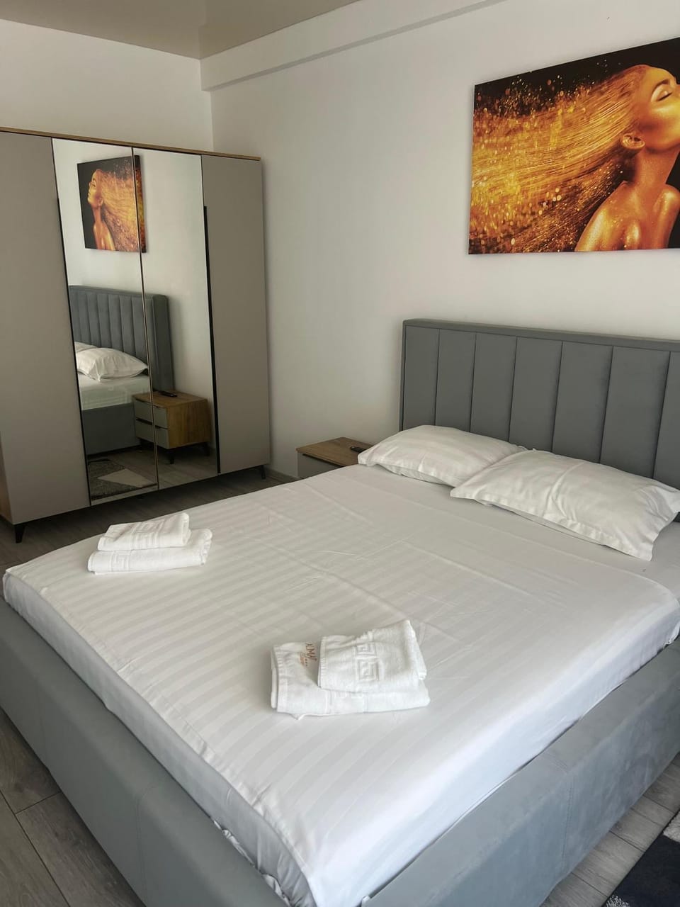 Bed, Photo of the whole room, Bedroom, towels