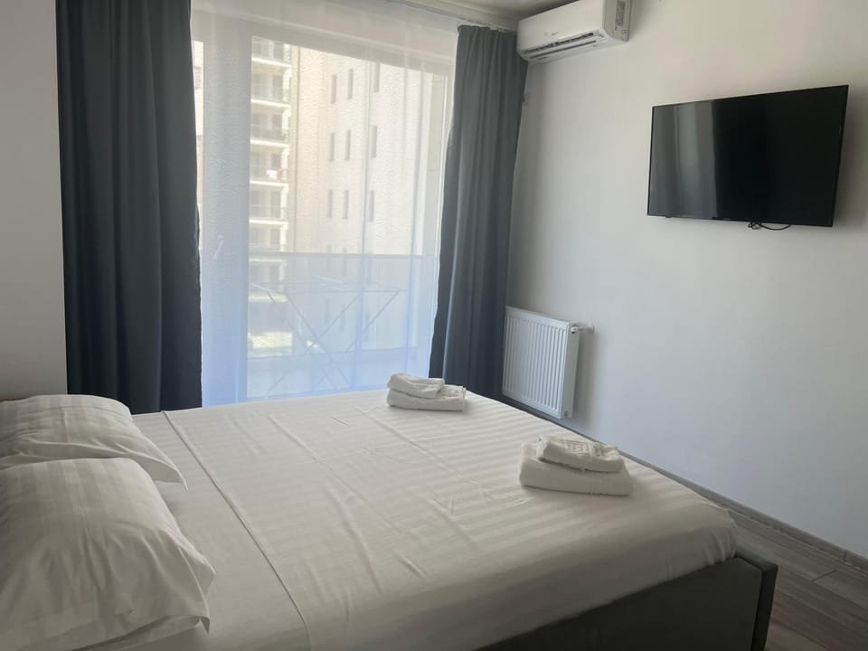 Bed, TV and multimedia, Photo of the whole room, Bedroom, towels, air conditioner