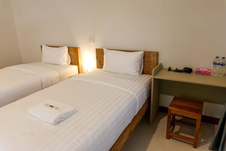 Bed, Photo of the whole room, Bedroom, towels