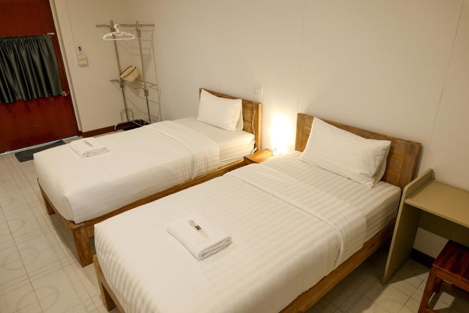 Bed, Photo of the whole room, Bedroom, towels