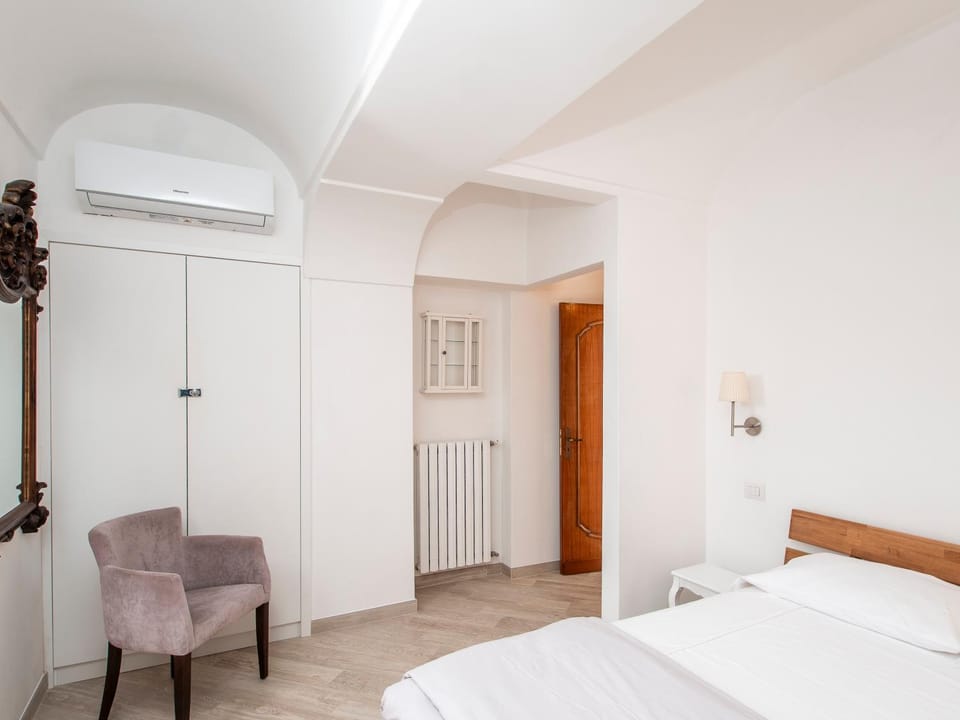 Bed, Living room, Photo of the whole room, Seating area, Bedroom, internet, air conditioner