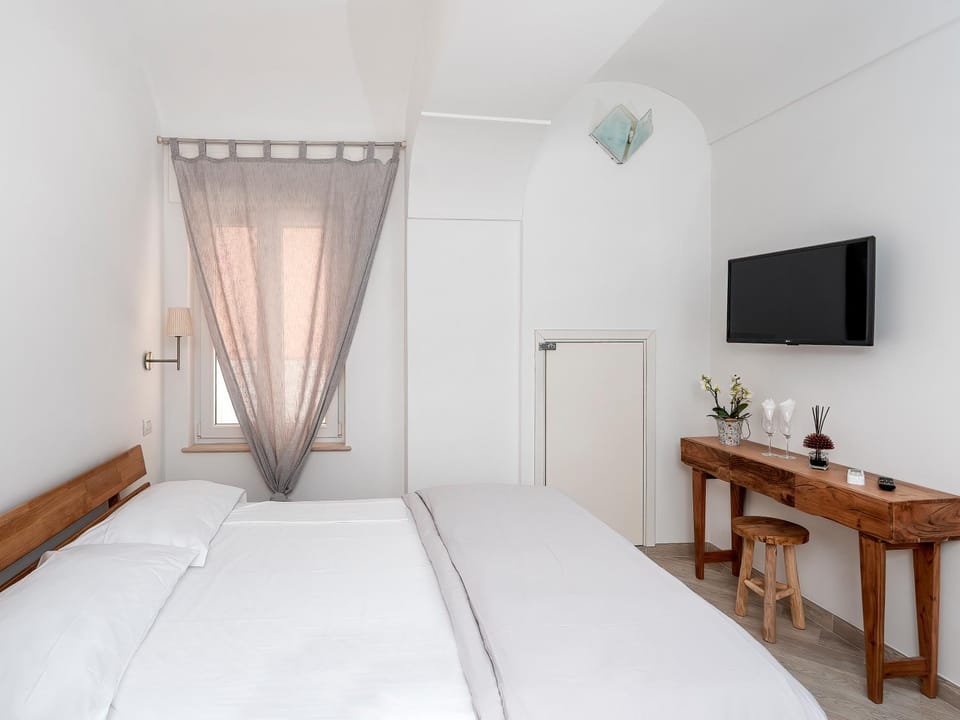 Bed, TV and multimedia, Bedroom