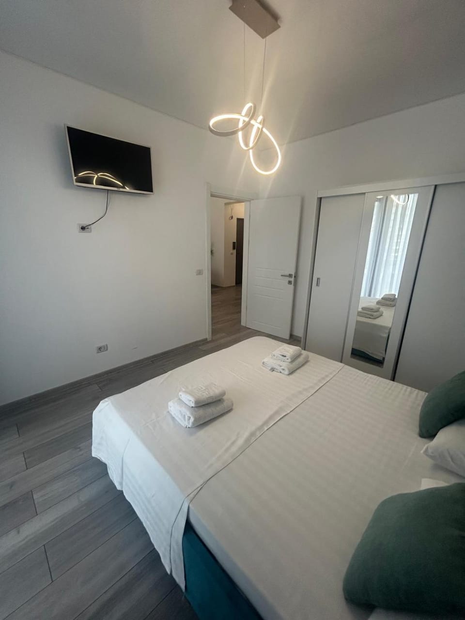 Bed, TV and multimedia, Photo of the whole room, Bedroom, towels, wardrobe