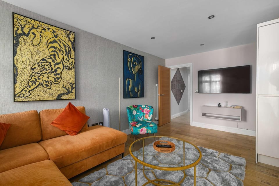 TV and multimedia, Living room, Decorative detail, Seating area, internet