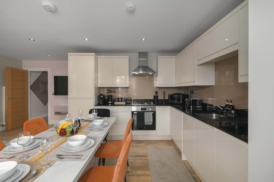 Coffee/tea facilities, Kitchen or kitchenette, Decorative detail, Dining area, microwave, oven, stove, toaster