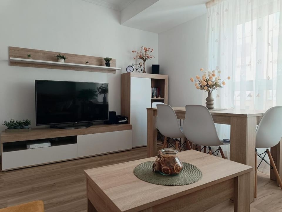 TV and multimedia, Living room, Seating area, Dining area