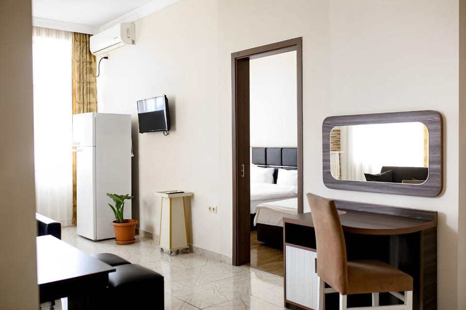 Communal lounge/ TV room, TV and multimedia, Kitchen or kitchenette, Photo of the whole room