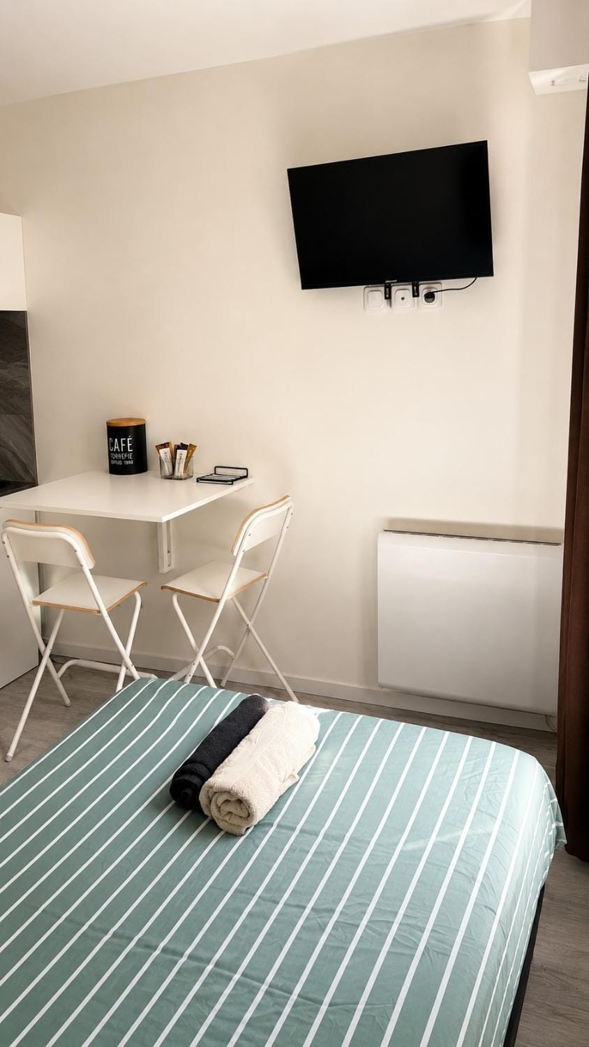 Bed, TV and multimedia, Bedroom