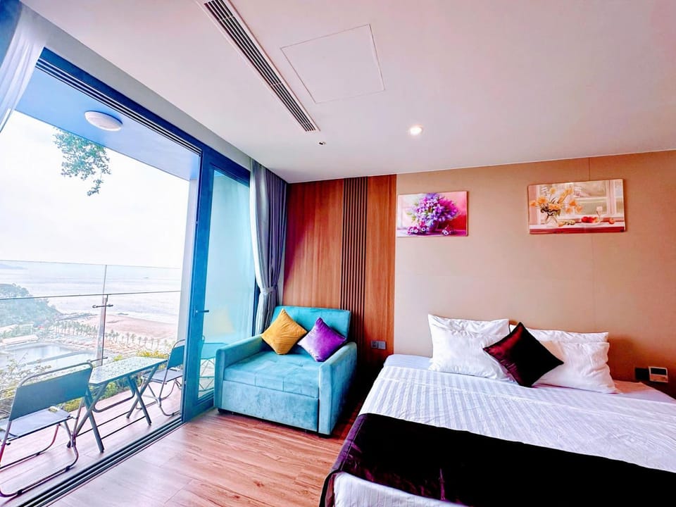 Bed, View (from property/room), Balcony/Terrace, Seating area