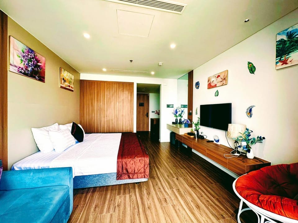 Communal lounge/ TV room, Bed, TV and multimedia, Living room, Photo of the whole room, Seating area, Bedroom