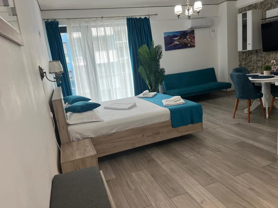 Bed, TV and multimedia, Living room, Photo of the whole room, Seating area, Bedroom