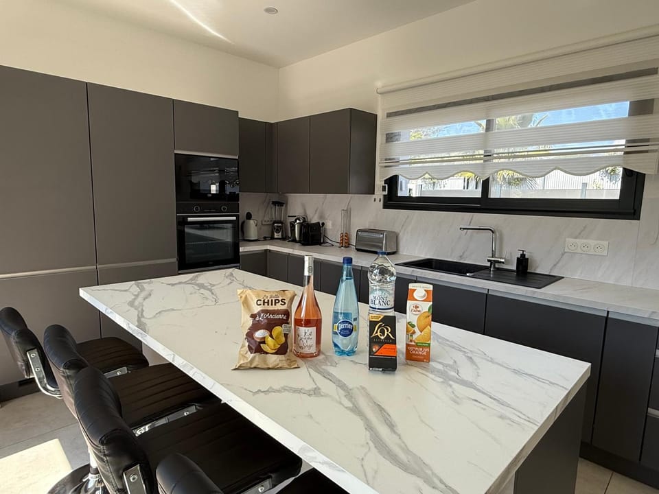 Coffee/tea facilities, Dining area, stove, toaster