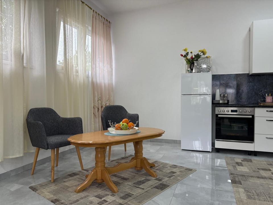 Kitchen or kitchenette, Seating area