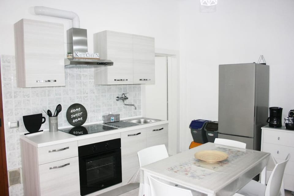 Coffee/tea facilities, Kitchen or kitchenette, Dining area, oven, stove