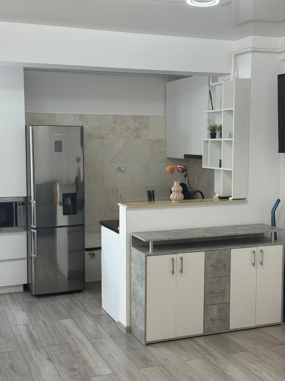 Kitchen or kitchenette, oven