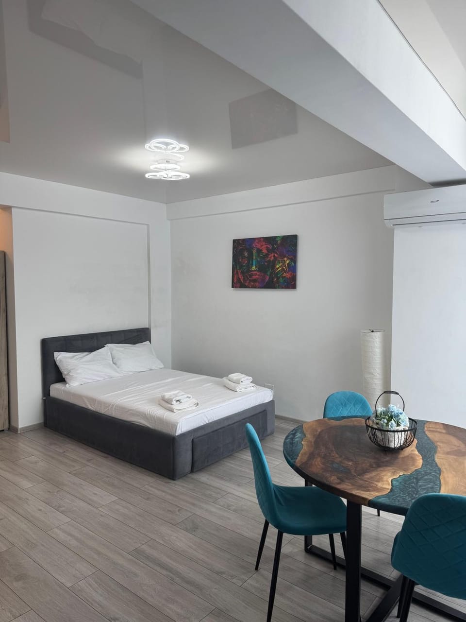Bed, TV and multimedia, Living room, Photo of the whole room, Seating area, Dining area, Bedroom