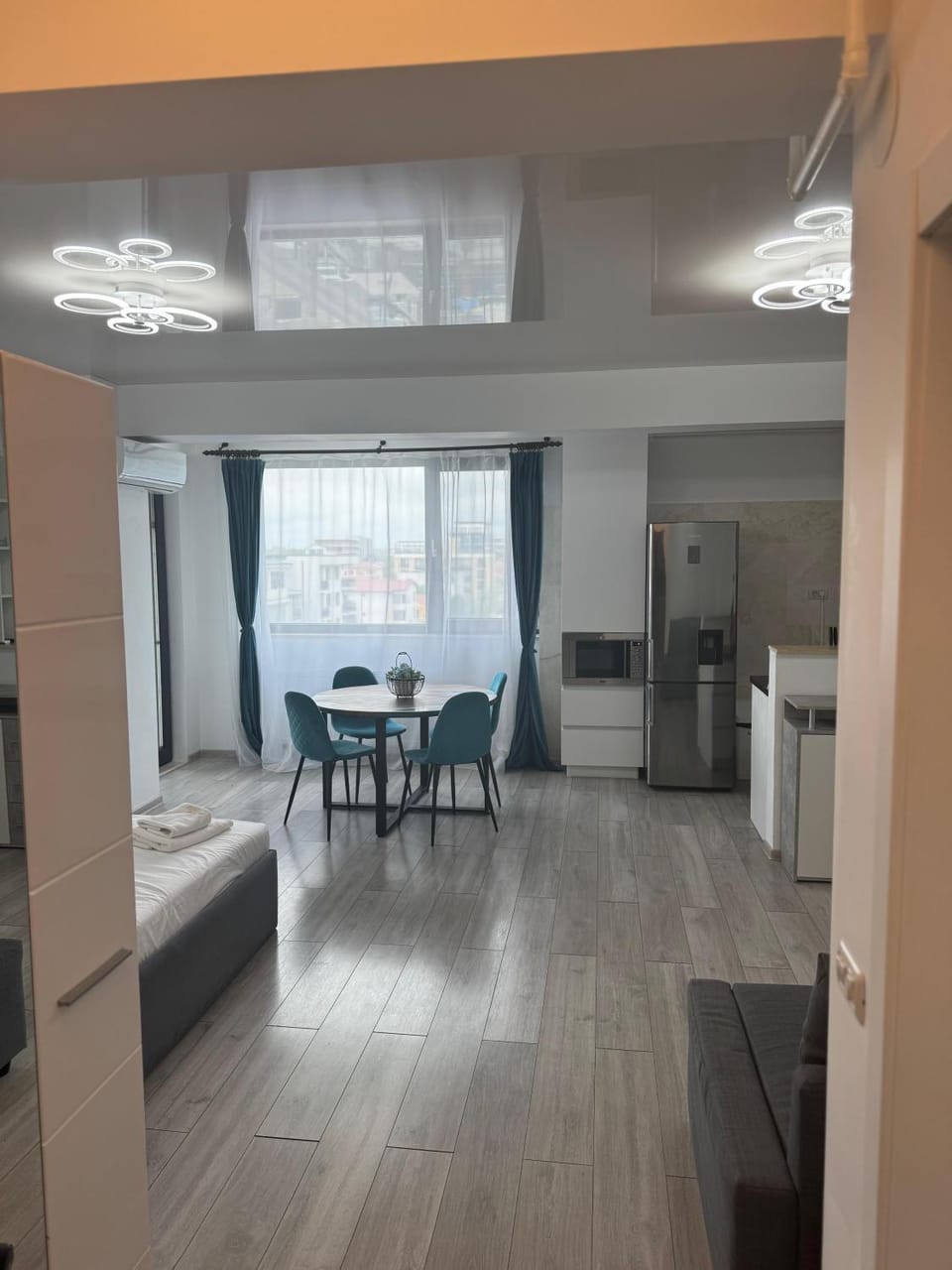 Kitchen or kitchenette, Dining area, minibar, oven, stove