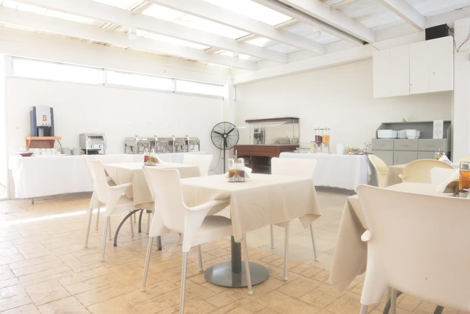 Restaurant/places to eat, Lounge or bar, Dining area