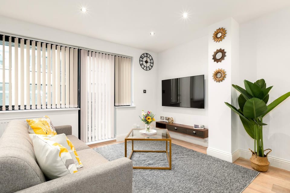 TV and multimedia, Living room, Decorative detail, Seating area, heating, internet