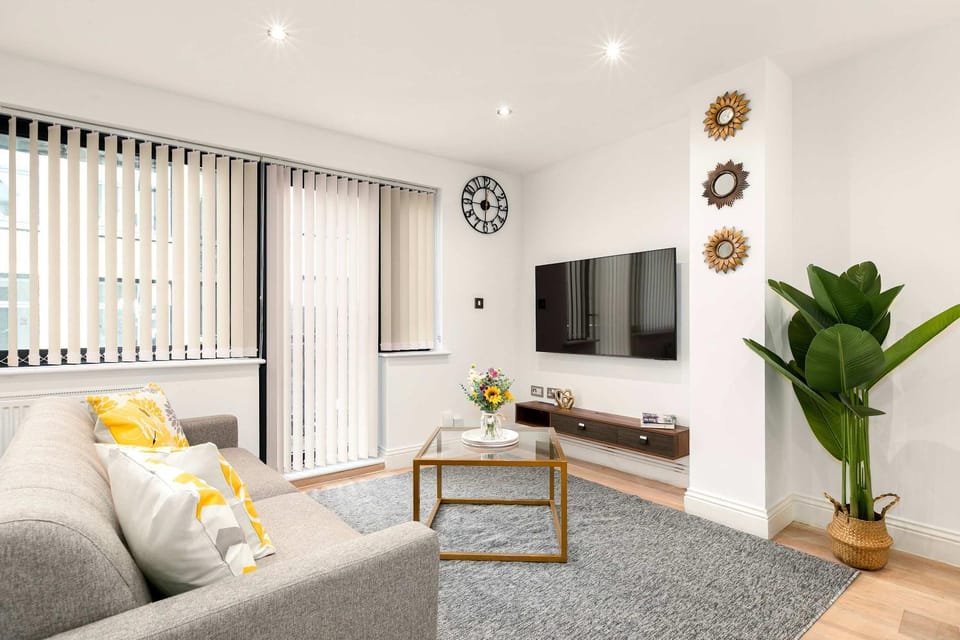TV and multimedia, Living room, Decorative detail, Seating area, heating, internet