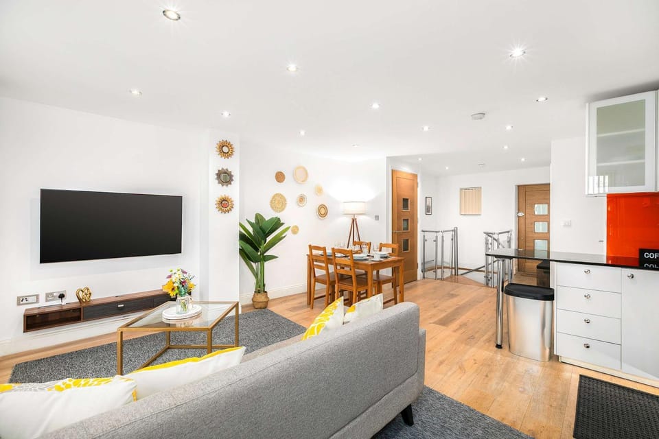 TV and multimedia, Coffee/tea facilities, Kitchen or kitchenette, Living room, Decorative detail, Seating area, Dining area, internet, oven, stove