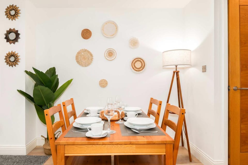 Decorative detail, Seating area, Dining area