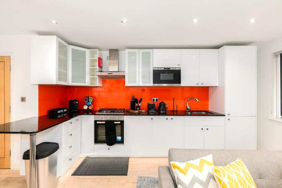 Coffee/tea facilities, Kitchen or kitchenette, oven, stove, toaster