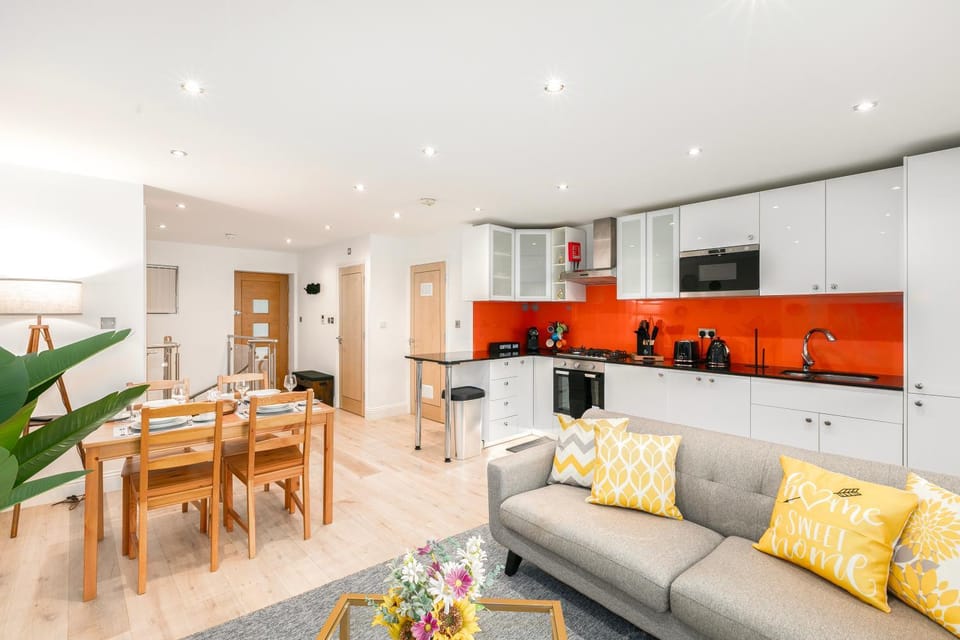 Coffee/tea facilities, Living room, Photo of the whole room, Decorative detail, Seating area, Dining area, dishwasher, internet, microwave, oven, stove, toaster