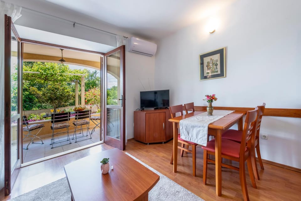 Living room, Dining area