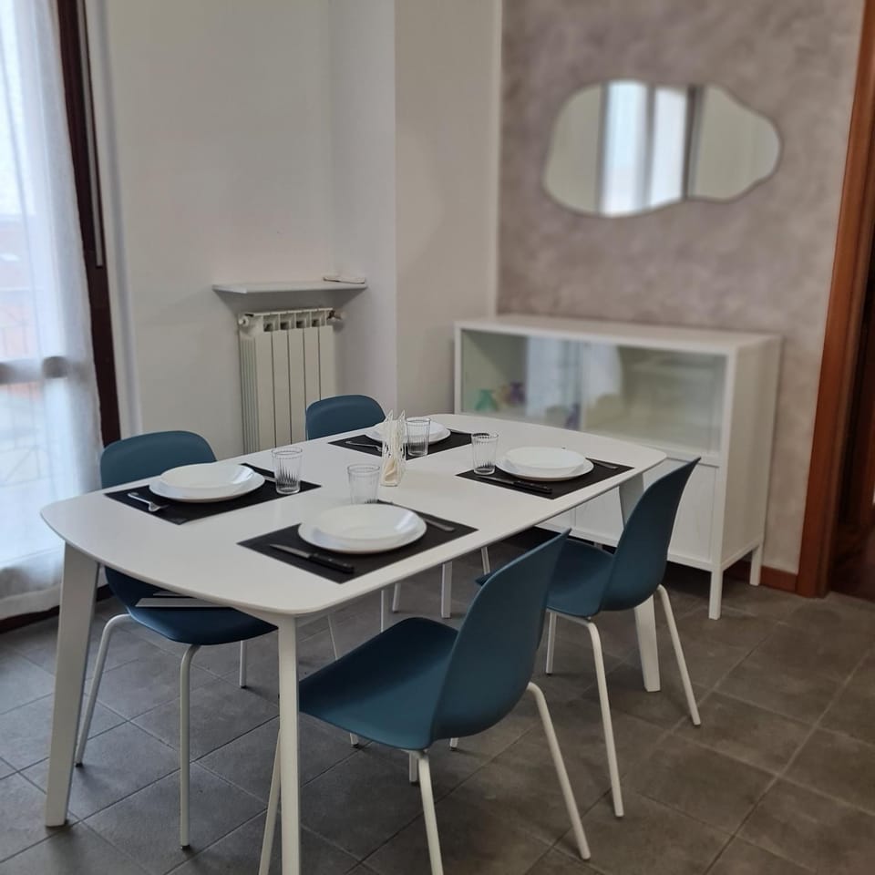 Kitchen or kitchenette, Seating area, Dining area